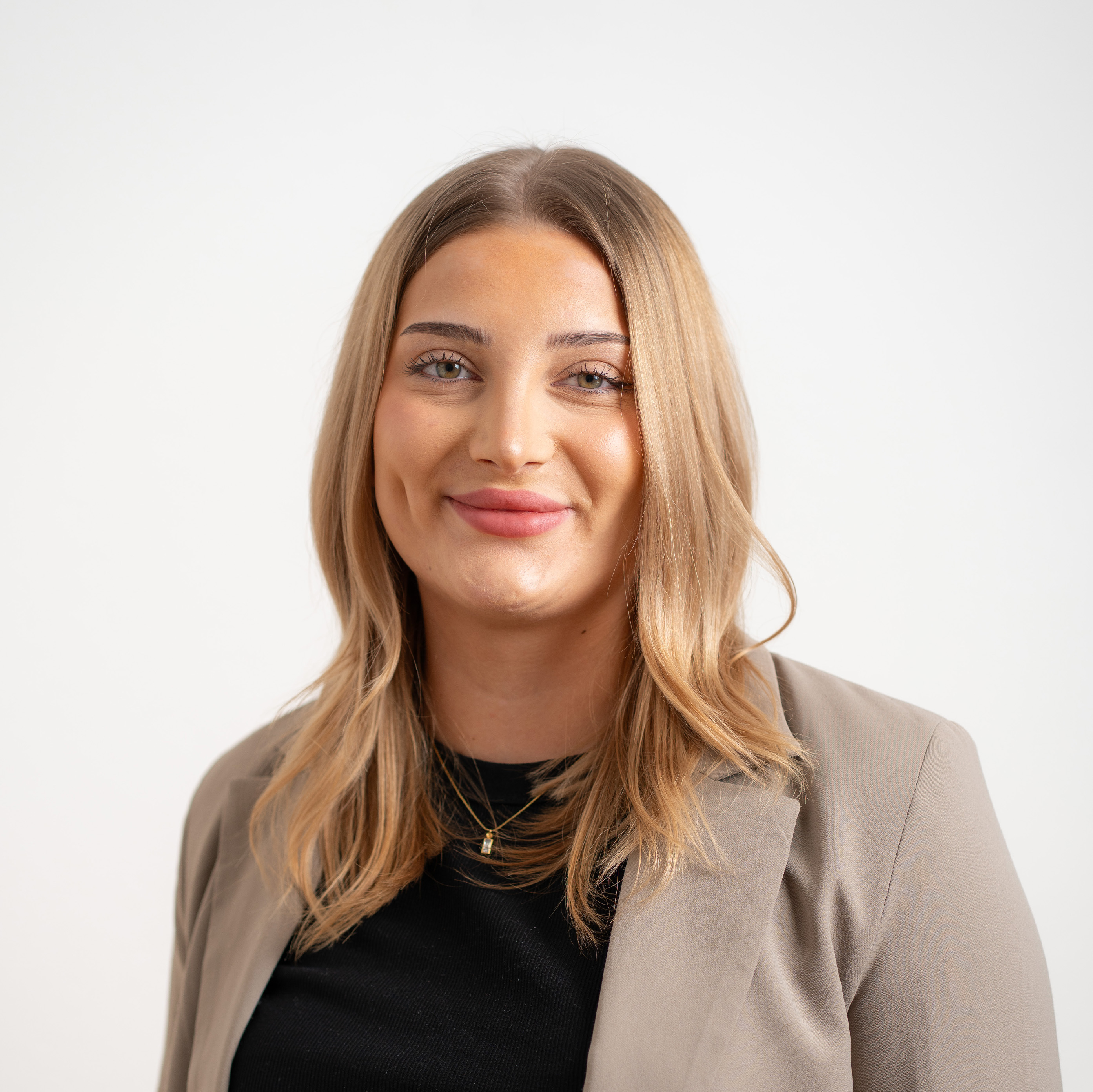 Frochte-Partner_Valerir_Portrait Frochte-Partner_Frau-Westhues-Dummy_Portrait